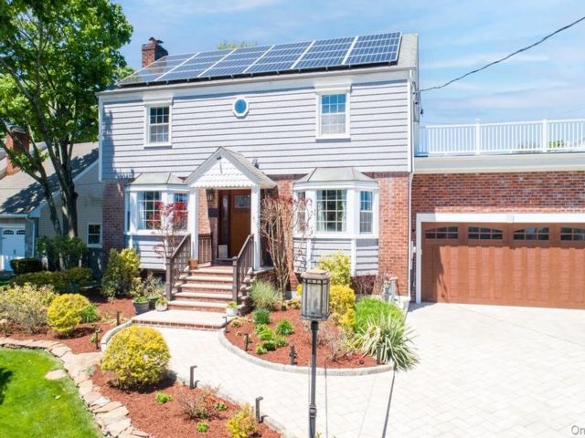 4 BR,  3.00 BTH &nbsp;Colonial style home in Merrick