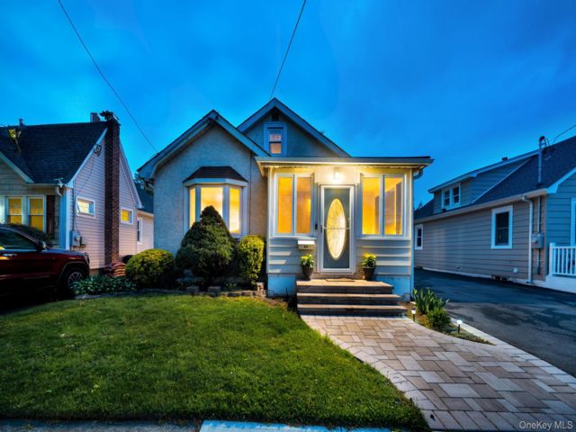  3 BR,  1.00 BTH &nbsp;Cape cod style home in Merrick