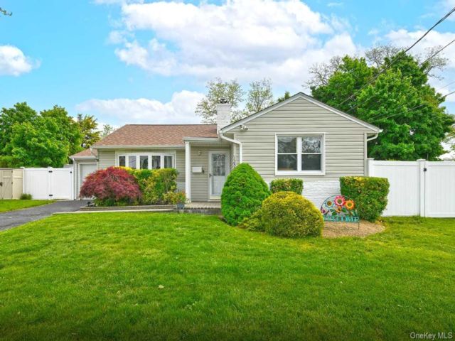  4 BR,  3.00 BTH &nbsp;Ranch style home in Merrick