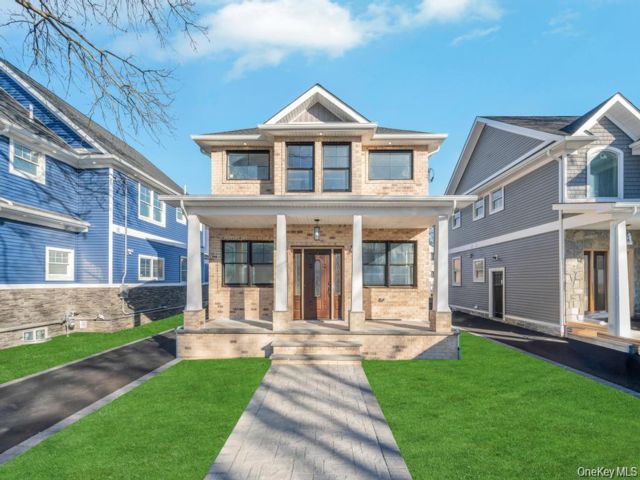  4 BR,  3.00 BTH &nbsp;Contemporary style home in Floral Park