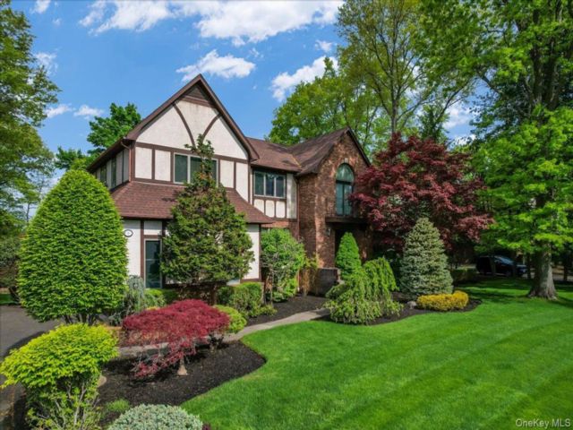  8 BR,  5.00 BTH &nbsp;Colonial style home in Monsey