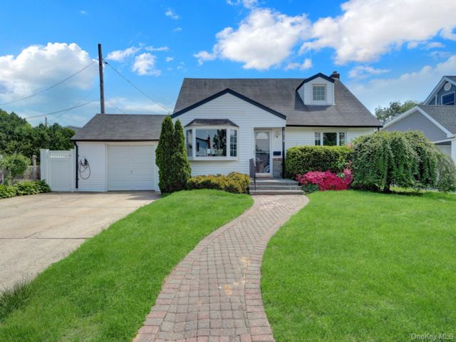  4 BR,  1.00 BTH &nbsp;Cape cod style home in East Meadow