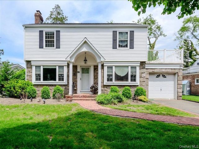  3 BR,  2.00 BTH &nbsp;Colonial style home in Rockville Centre