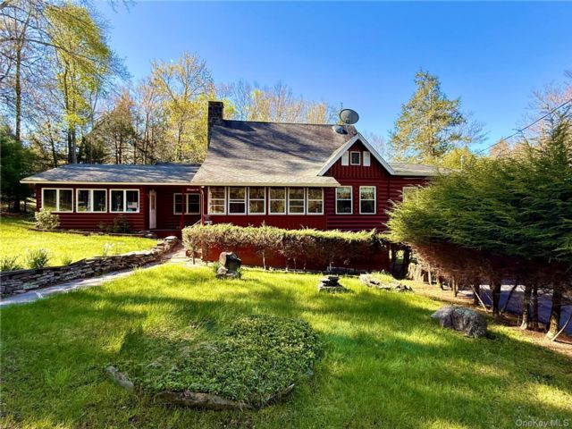  3 BR,  3.00 BTH &nbsp;Cabin style home in Smallwood