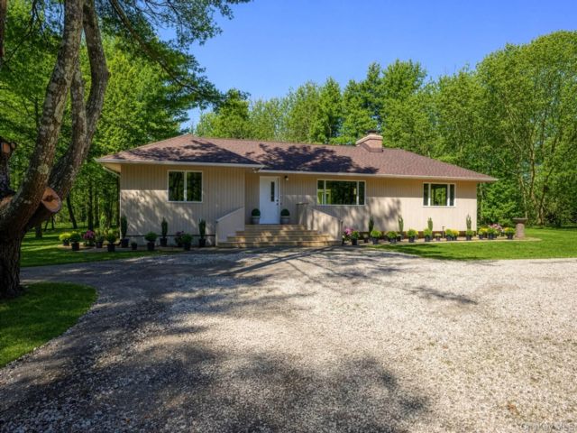 3 BR,  3.00 BTH &nbsp;Ranch style home in East Quogue