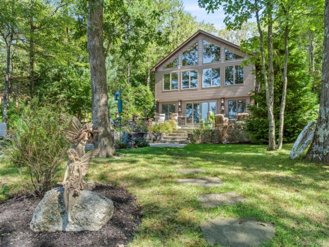  2 BR,  2.00 BTH &nbsp;Cape cod style home in Wurtsboro