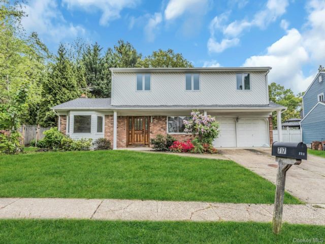  5 BR,  4.00 BTH &nbsp;Colonial style home in East Northport
