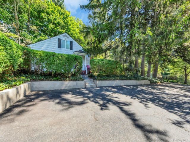  1 BR,  1.00 BTH &nbsp;Carriage house style home in Glen Head