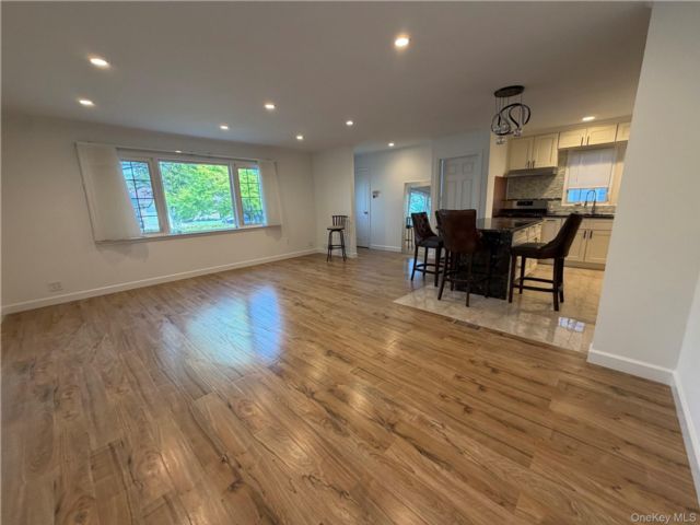  3 BR,  2.00 BTH &nbsp;Other style home in Flushing