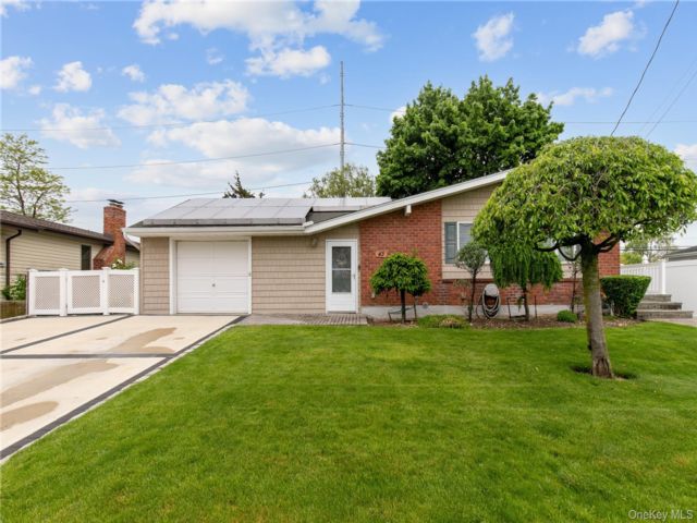  3 BR,  2.00 BTH &nbsp;Exp ranch style home in Hicksville
