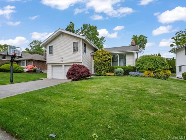  4 BR,  3.00 BTH &nbsp;Split level style home in Jericho