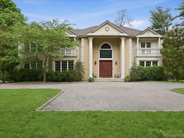  6 BR,  6.00 BTH &nbsp;Colonial style home in Sands Point