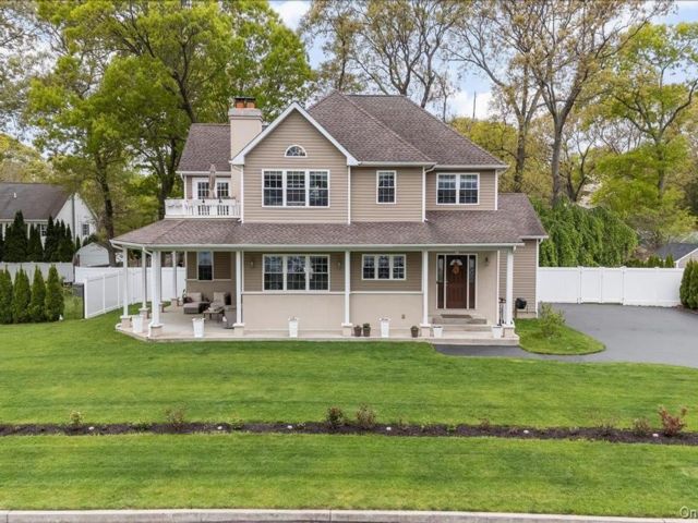  3 BR,  3.00 BTH &nbsp;Colonial style home in Centereach