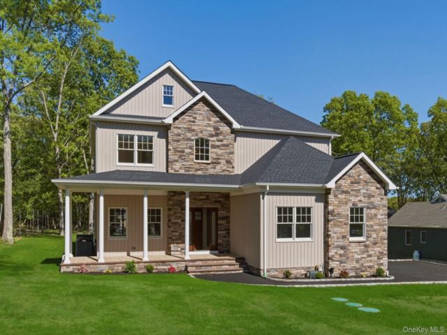  4 BR,  3.00 BTH &nbsp;Colonial style home in Smithtown