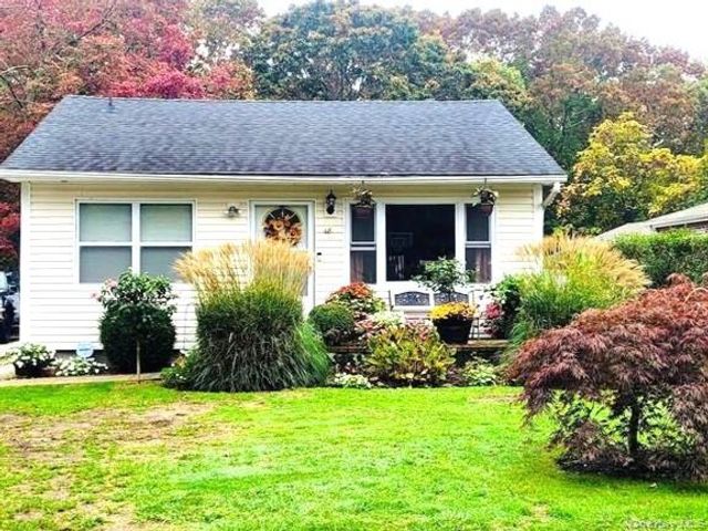 [Mastic Real Estate, listing number 7287488]