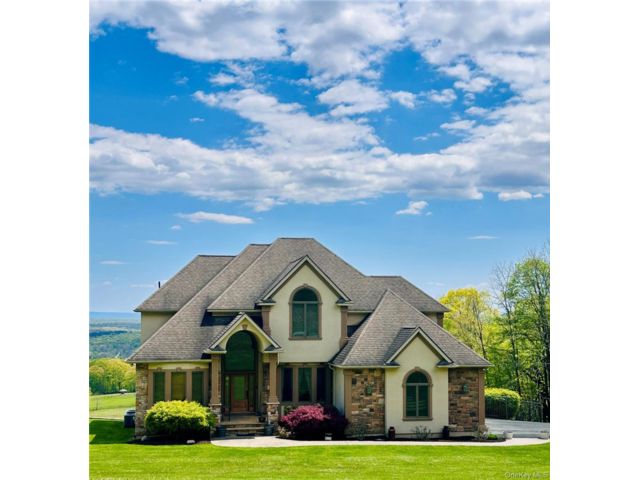  3 BR,  4.00 BTH &nbsp;Colonial style home in Bloomingburg