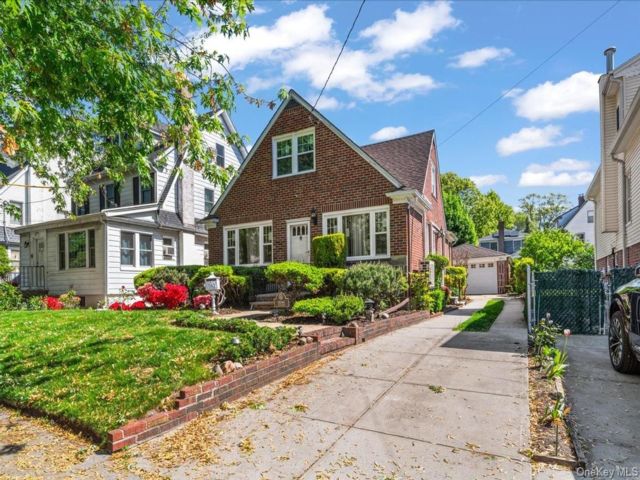  5 BR,  3.00 BTH &nbsp;Exp cape style home in Jamaica Estates