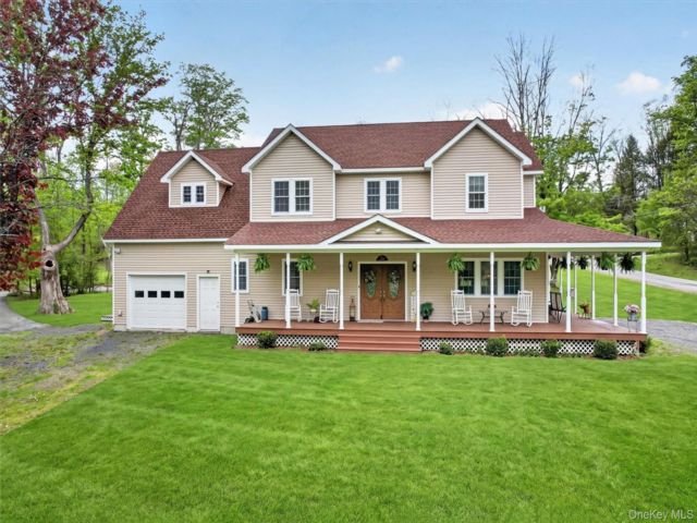  3 BR,  3.00 BTH &nbsp;Colonial style home in Middletown