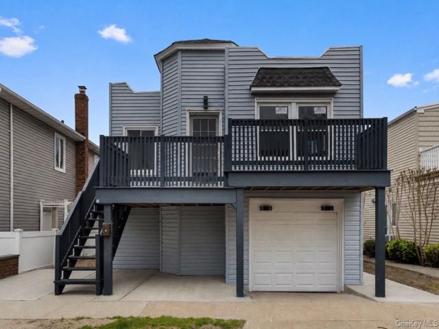  3 BR,  3.00 BTH &nbsp;Ranch style home in Long Beach