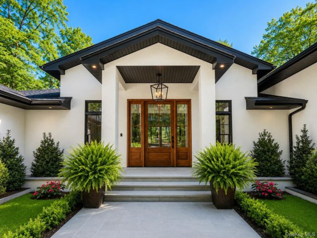  5 BR,  4.00 BTH &nbsp;Contemporary style home in Muttontown