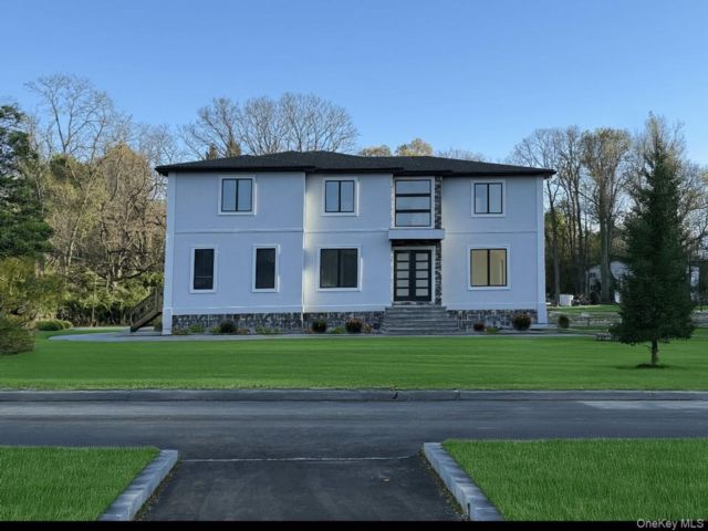  8 BR,  8.00 BTH &nbsp;Colonial style home in Suffern