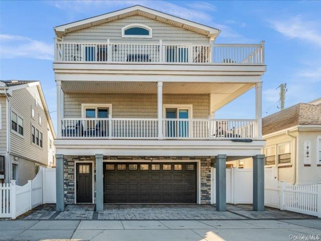  3 BR,  3.00 BTH &nbsp;Contemporary style home in Long Beach