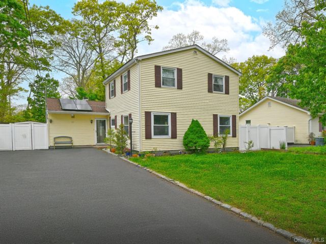  4 BR,  2.00 BTH &nbsp;Colonial style home in Patchogue