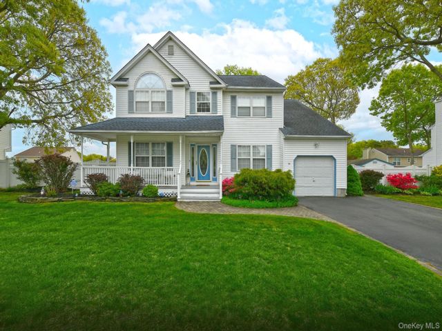  4 BR,  3.00 BTH &nbsp;Victorian style home in Holtsville