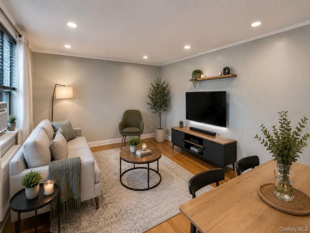  2 BR,  1.00 BTH &nbsp;Garden style home in Oakland Gardens