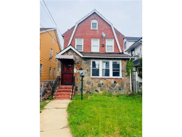  3 BR,  1.00 BTH &nbsp;A-frame style home in Saint Albans