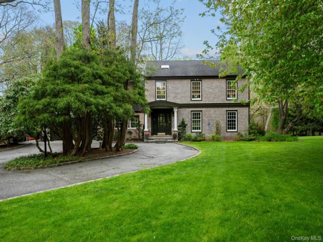  4 BR,  3.00 BTH &nbsp;Colonial style home in Brookhaven