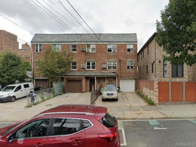  8 BR,  4.00 BTH &nbsp;Other style home in Rego Park