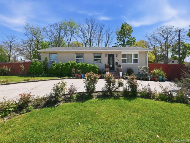  4 BR,  2.00 BTH &nbsp;Ranch style home in Brentwood