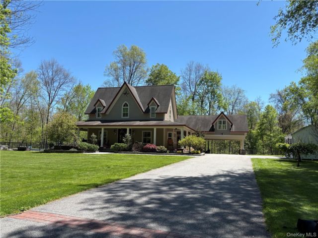  5 BR,  3.00 BTH &nbsp;Cape cod style home in Wallkill