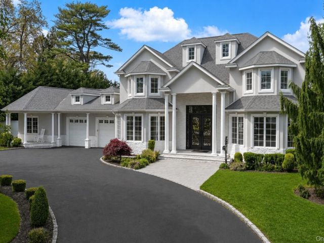  5 BR,  8.00 BTH &nbsp;Colonial style home in Bethpage