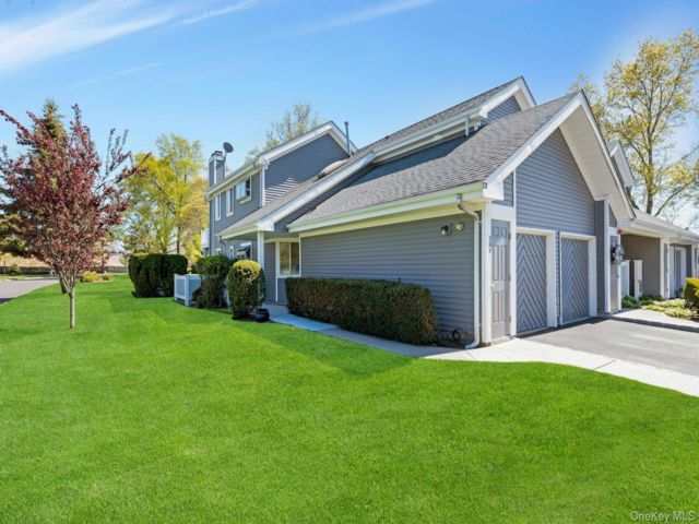  2 BR,  2.00 BTH &nbsp;Other style home in Moriches