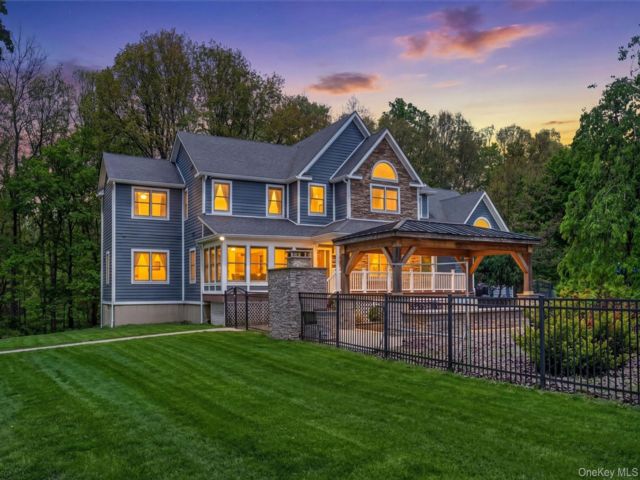  3 BR,  3.00 BTH &nbsp;Colonial style home in Middletown