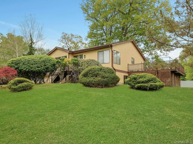  6 BR,  4.00 BTH &nbsp;Raised ranch style home in Tappan