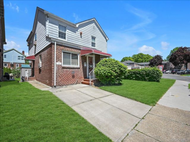  4 BR,  2.00 BTH &nbsp;Colonial style home in Kew Garden Hills