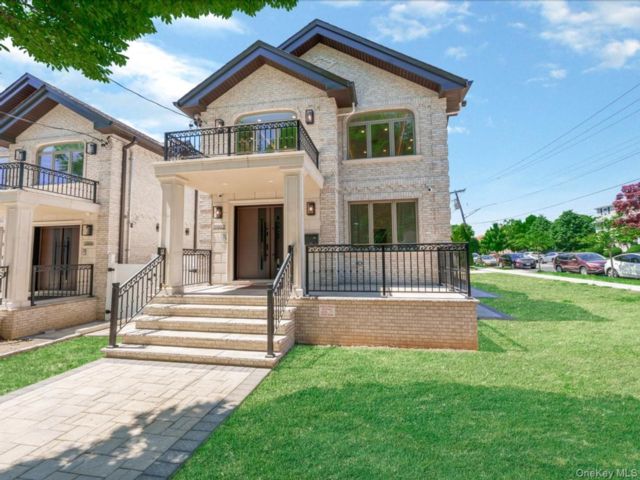  4 BR,  4.00 BTH &nbsp;Contemporary style home in Bayside