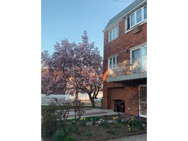  4 BR,  2.00 BTH &nbsp;House style home in Middle Village