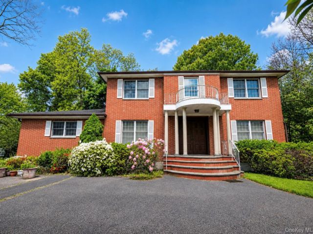  4 BR,  3.00 BTH &nbsp;Colonial style home in Mamaroneck