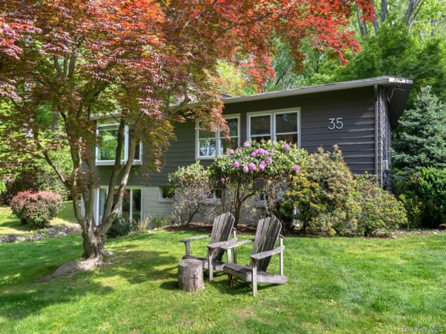  3 BR,  3.00 BTH &nbsp;Mid-century mod style home in Tappan