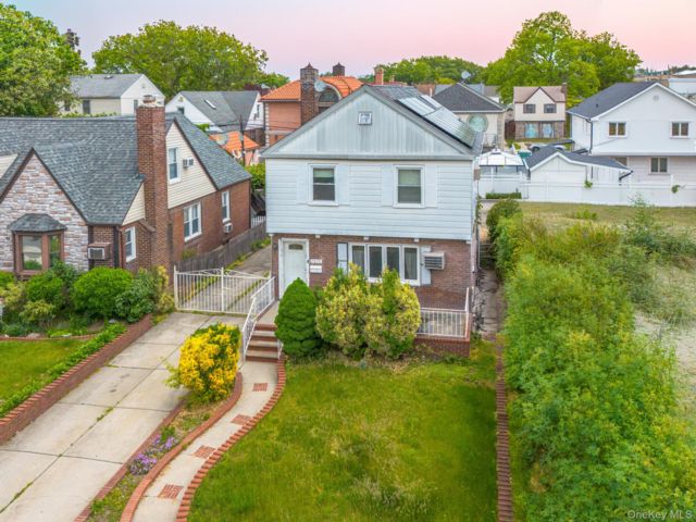  4 BR,  3.00 BTH &nbsp;Colonial style home in Fresh Meadows