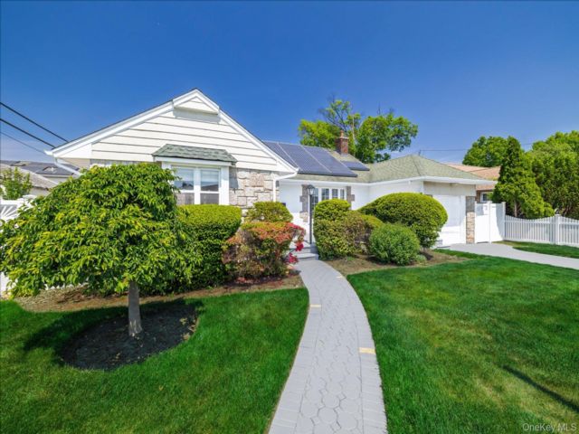  3 BR,  2.00 BTH &nbsp;Ranch style home in Elmont