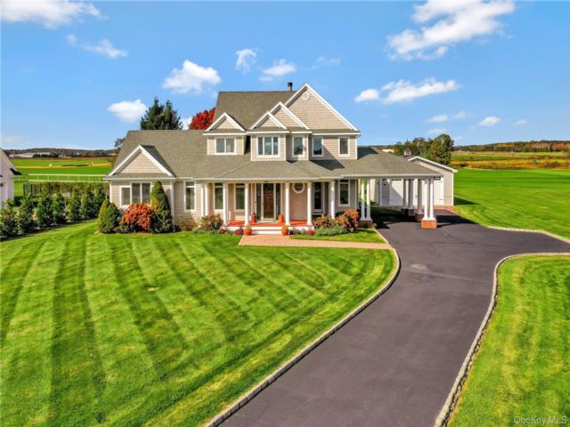  3 BR,  3.00 BTH &nbsp;Farmhouse style home in Riverhead
