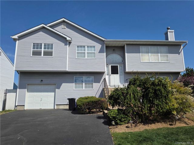  5 BR,  3.00 BTH &nbsp;Hi ranch style home in Farmingdale