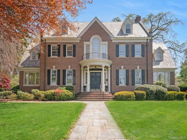  5 BR,  6.00 BTH &nbsp;Colonial style home in New Rochelle