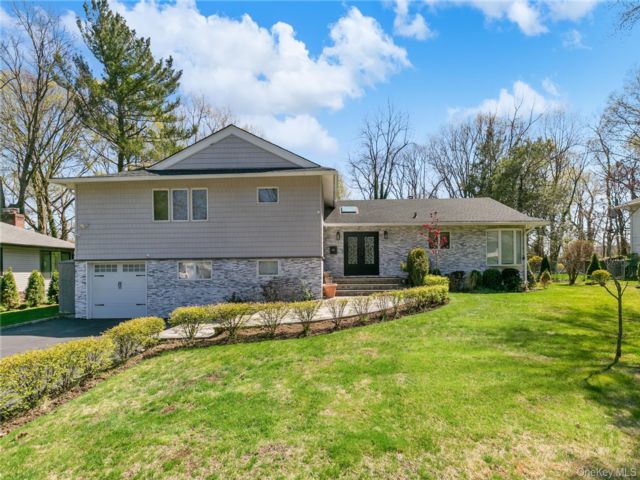  4 BR,  3.00 BTH &nbsp;Split level style home in Great Neck