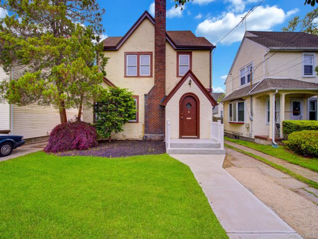  3 BR,  3.00 BTH &nbsp;Tudor style home in West Hempstead